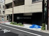 ウィーブベース上野ノース 前面道路から見た建物のエントランスと駐車場入口