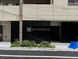 ウィーブベース上野ノース 前面道路から見た建物エントランス