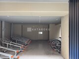 ウィーブベース上野ノース 自転車駐輪スペースと共用玄関がある明るい共用部の様子