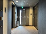 ウィーブベース上野ノース 落ち着いた色合いでまとめた廊下から各住戸へのアクセス
