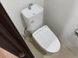 ウィーブベース上野ノース 白を基調とした清潔感のあるトイレ空間