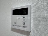 ウィーブベース上野ノース 給湯管理と追炊き機能を備えた壁付けのリモコンパネル