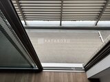 ウィーブベース上野ノース 開放的なテラスの天井からの採光と木目床の様子