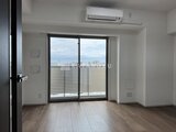 ウィーブベース上野ノース 開放的な窓からの眺望が広がる明るいリビング空間