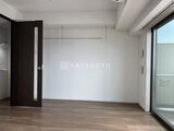 ウィーブベース上野ノース 白基調の壁と木目床の明るい1ルーム居室