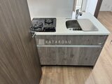 ウィーブベース上野ノース ガスコンロと水切りかごが備わったコンパクトなキッチン