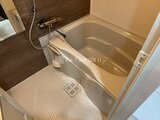 ウィーブベース上野ノース 落ち着いた色合いの浴室で、浴槽と洗い場が一体となった設え