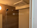 ウィーブベース上野ノース 木目調パネルの落ち着いた浴室シャワーブース