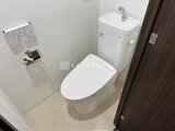 ウィーブベース上野ノース 温水便座付きのトイレと手洗いカウンターの設置された清潔なトイ
