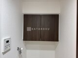 ウィーブベース上野ノース 暖色照明で落ち着いた印象の洗面台上部の収納棚