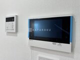ウィーブベース上野ノース インターホン付きの壁面に取り付けられた