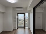 ウィーブベース上野ノース 明るい雰囲気のワンルームから眺める都市景観と開放的な空間