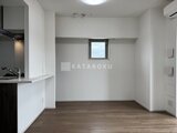 ウィーブベース上野ノース キッチン付きの広々としたリビングダイニング空間