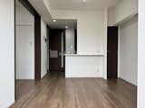 ウィーブベース上野ノース モダンな黒枠の建具とダークウッド床が調和したリビング空間