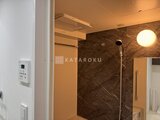 ウィーブベース上野ノース 高級感のある大理石調の壁が特徴的なバスルーム