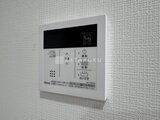 ウィーブベース上野ノース 白い壁に取り付けた浴室暖房乾燥機のリモコンパネル
