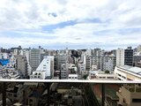 ウィーブベース上野ノース 高層階からの開放的な眺望、街並みと青空が広がる景観