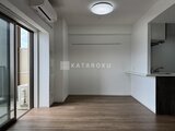 ウィーブベース上野ノース 開放的なリビングダイニングと大きなバルコニーへのアクセス