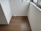 ウィーブベース上野ノース 窓からの採光が心地よい、木目調フロアの洋室の様子