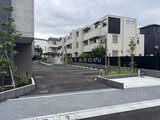 ジェノヴィア竹ノ塚 敷地内駐車場と緑を配置した開放的な共有部の様子