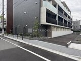 ジェノヴィア竹ノ塚 道路から見た現代的な外観と整備された敷地周辺の様子