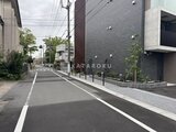 ジェノヴィア竹ノ塚 前面道路から見たモダンな建物外観と周辺環境の様子