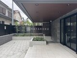 ジェノヴィア竹ノ塚 モダンなデザインのテラス空間と植栽が調和した外観