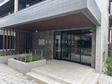 ジェノヴィア竹ノ塚 モダンなエントランスと植栽が調和したビルの入口
