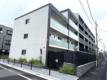 ジェノヴィア竹ノ塚 白を基調とした4階建てのモダンな共合棟の外観