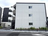 ジェノヴィア竹ノ塚 白を基調としたモダンな建物外観と隣接する黒い共有部分の様子