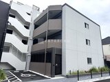 ジェノヴィア竹ノ塚 駐車場から見たモダンな外観の共同住宅建物