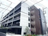 ジェノヴィア竹ノ塚 コンクリート造のモダンな外観と駐車場入口の様子