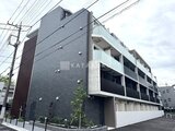 ジェノヴィア竹ノ塚 落ち着いたグレーを基調とした4階建てアパートの外観