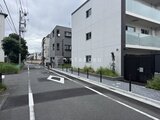 ジェノヴィア竹ノ塚 前面道路から見た建物と周辺街並みの様子