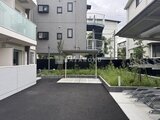 ジェノヴィア竹ノ塚 屋根付きのテラス空間と緑溢れる庭の様子