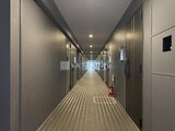 ジェノヴィア竹ノ塚 落ち着いた色調でまとめた長廊下の共用通路
