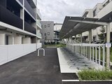 ジェノヴィア竹ノ塚 自転車置き場と緑が配置された開放的な共用庭園の様子