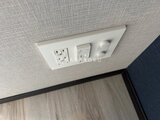 ジェノヴィア竹ノ塚 天井に設置されたコンセント、スイッチ、換気口のプレート