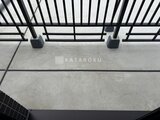 ジェノヴィア竹ノ塚 バルコニーから見た手すりとコンクリート床の様子