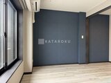 ジェノヴィア竹ノ塚 濃紺の壁とフローリングが落ち着いた印象のリビングスペース