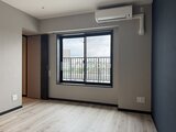 ジェノヴィア竹ノ塚 バルコニーに繋がる大きな窓から採光がたっぷり入るベッドルーム