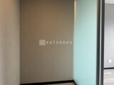 ジェノヴィア竹ノ塚 落ち着いた色合いのアクセントクロスが特徴的な洋室