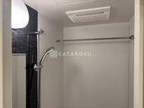 ジェノヴィア竹ノ塚 モダンな黒タイルアクセント付きのシャワーブース
