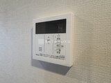 ジェノヴィア竹ノ塚 壁に取り付けられた浴室暖房乾燥機の操作パネル