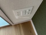 ジェノヴィア竹ノ塚 天井に設置されたコンセントとスイッチパネルの詳細