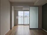 ジェノヴィア竹ノ塚 明るい木調床と大窓から眺める街並みが特徴的なリビング空間