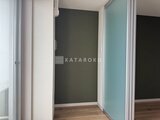 ジェノヴィア竹ノ塚 暗めのアクセントクロスが落ち着いた印象の廊下空間