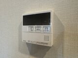 ジェノヴィア竹ノ塚 壁に設置された給湯器のリモコンパネル