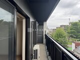 ジェノヴィア竹ノ塚 モダンなバルコニーから周辺の街並みが見える開放的な空間