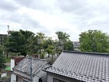 ジェノヴィア竹ノ塚 屋根からの眺めで緑が多い落ち着いた住宅街が見渡せる様子